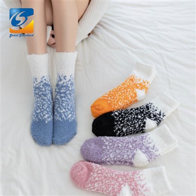 Calcetines peludos con diseño de moda